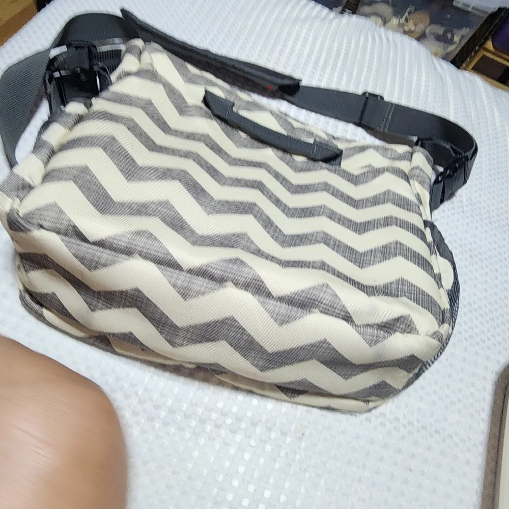 KIP*HOP EUC DASH CHEVRON LARGE DIAPER BAG CROSSBODY BAG